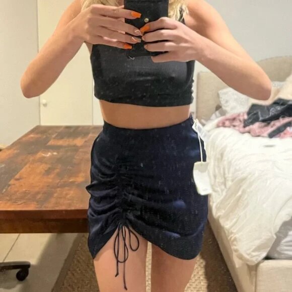 Aritzia Wilfred Allusion Satin Mini Skirt Ruched Black Size 8 - Picture 2 of 9